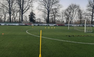 Zaplanuj sparing na boisku ze sztuczną nawierzchnią 